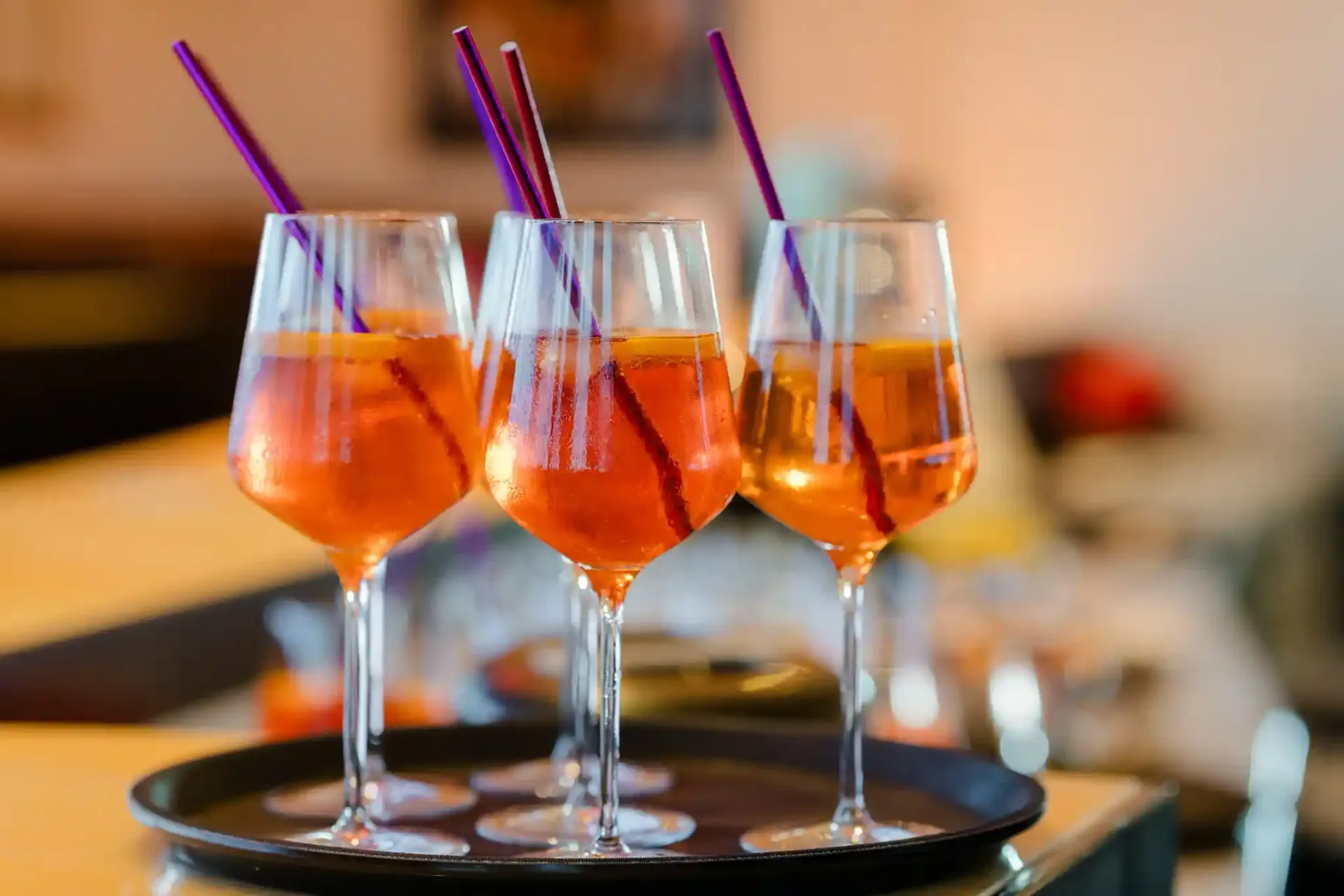 Drei Aperol Spritz auf einem Tablett