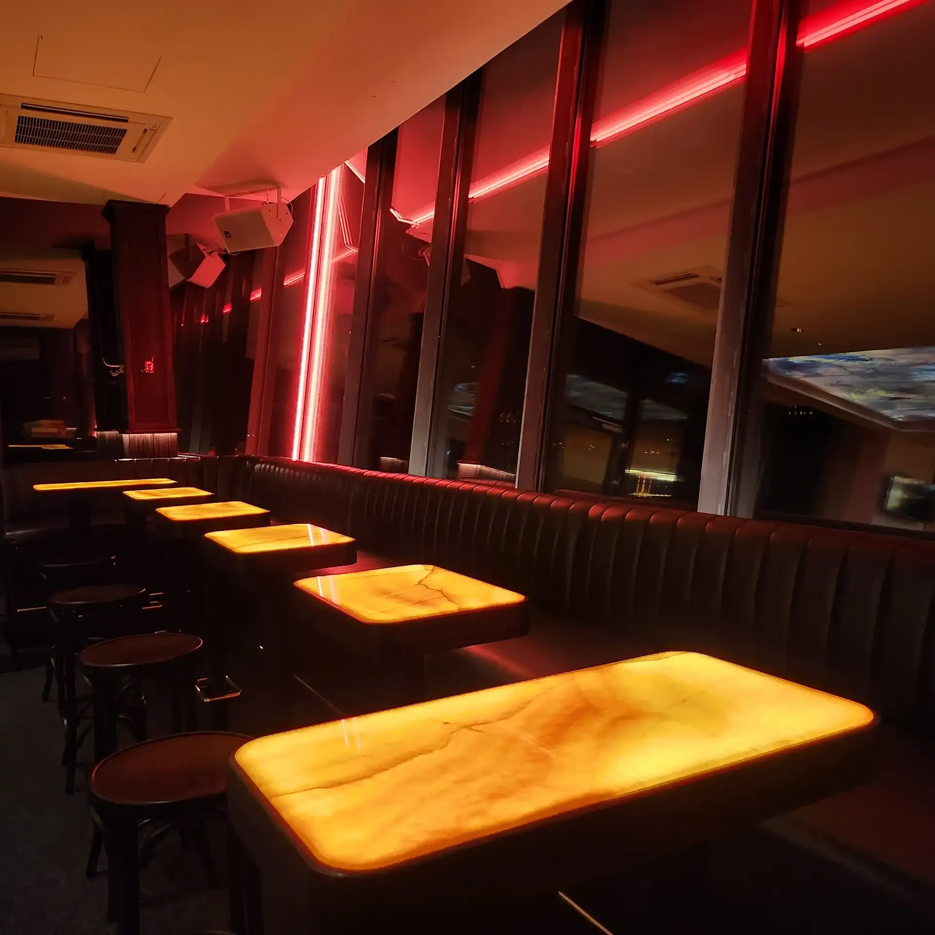 Sky Lounge am Abend mit roter Ambientebeleuchtung