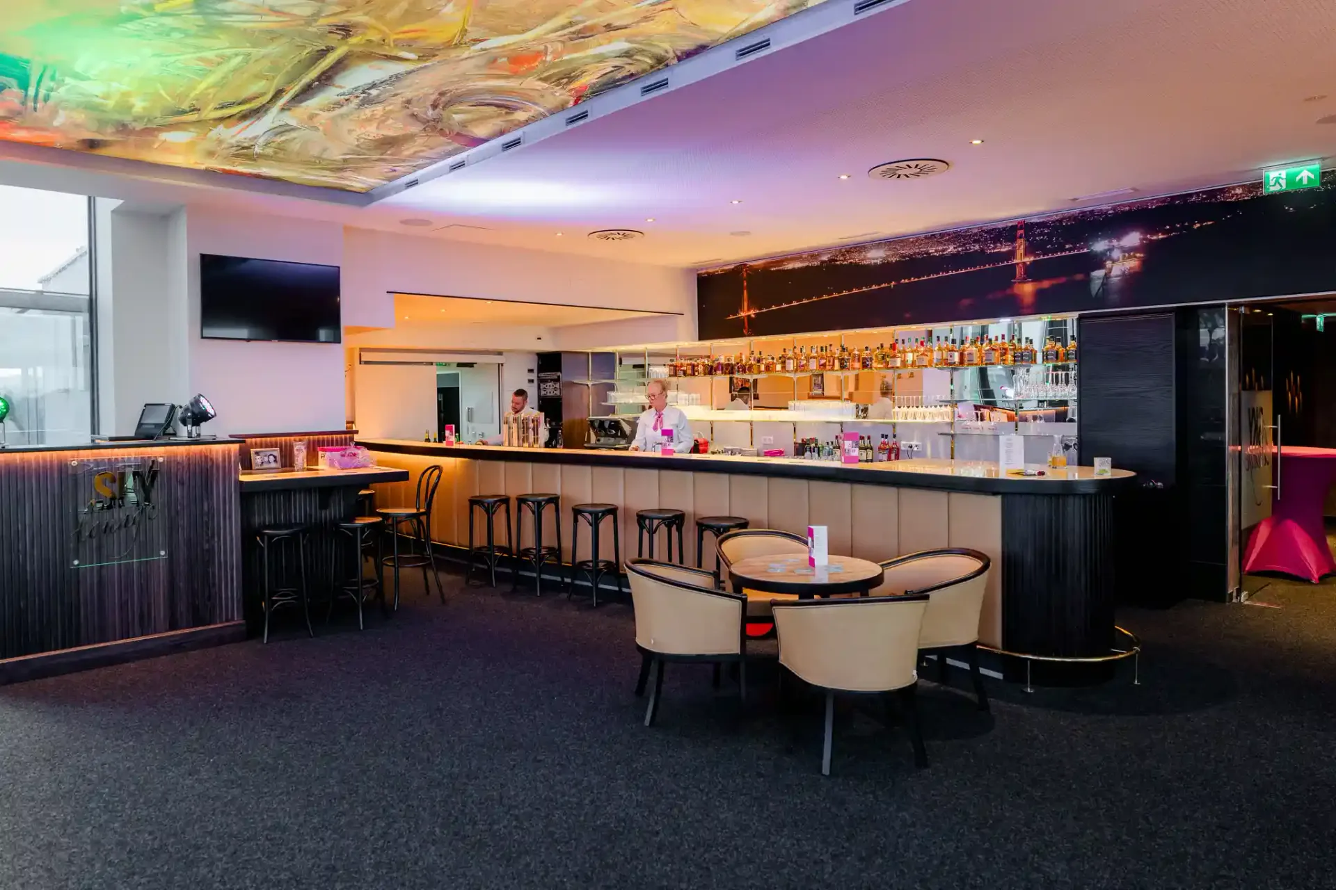 Bar der Sky Lounge mit Sitzgruppen und Panoramabild